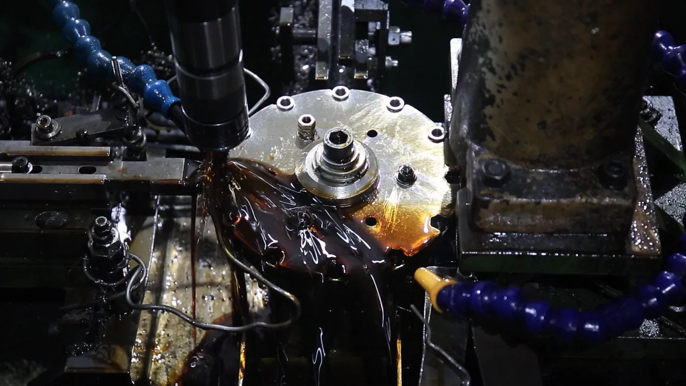 Automatic tapping machine cutting nut threads